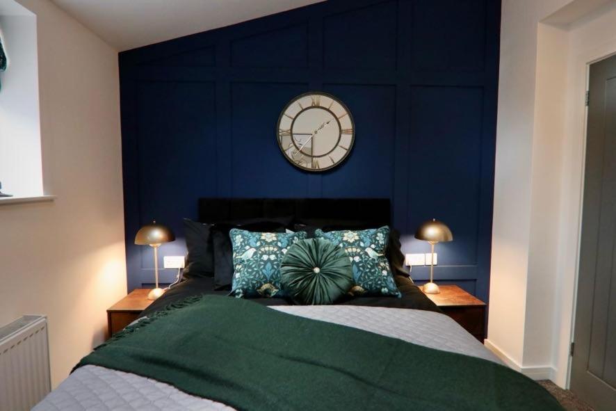 Boutique 5 Bed On Birdwell Road - Free Parking *