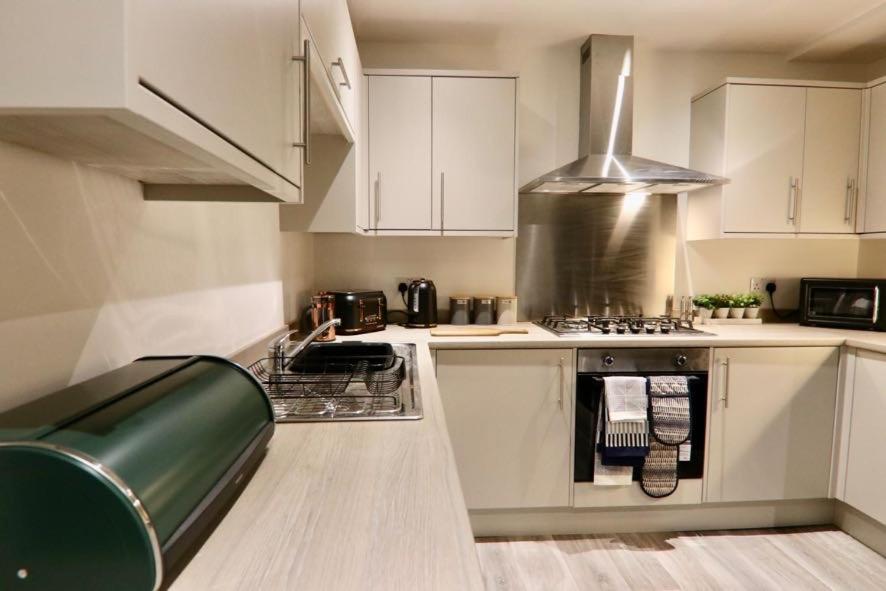 Boutique 5 Bed On Birdwell Road - Free Parking